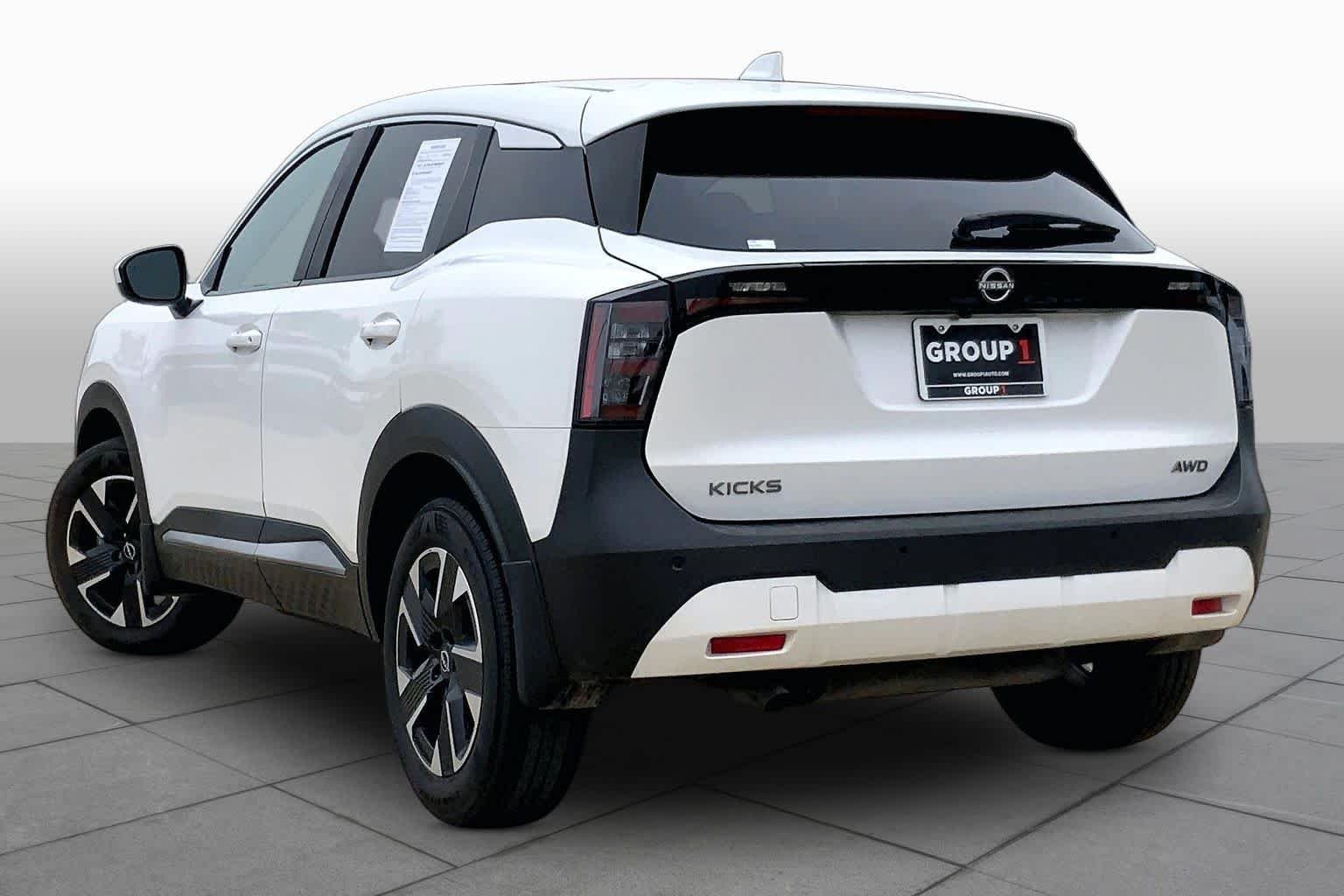 Used 2025 Aspen White Tricoat Nissan SV image 23