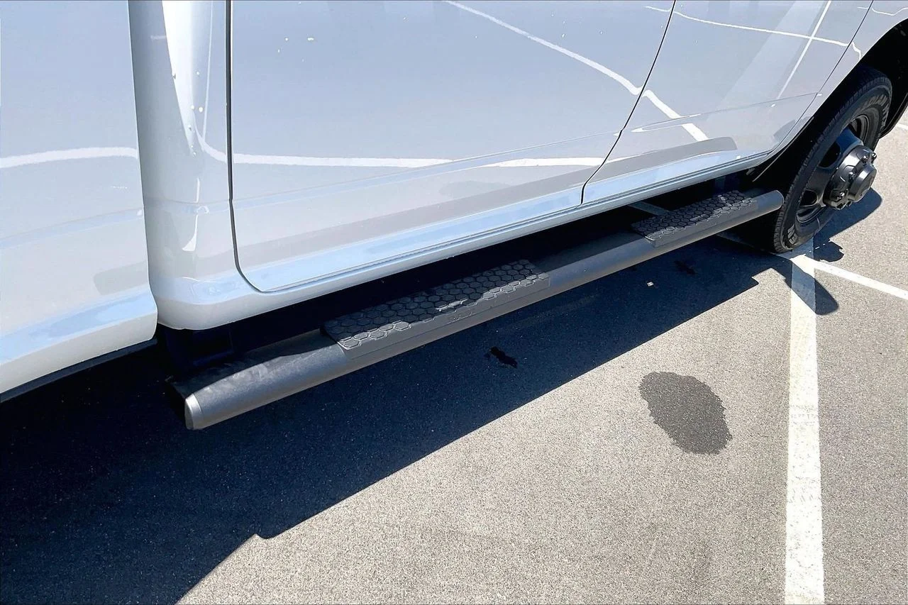 New 2026 Bright White Clear-Coat Exterior Paint RAM Tradesman image 10
