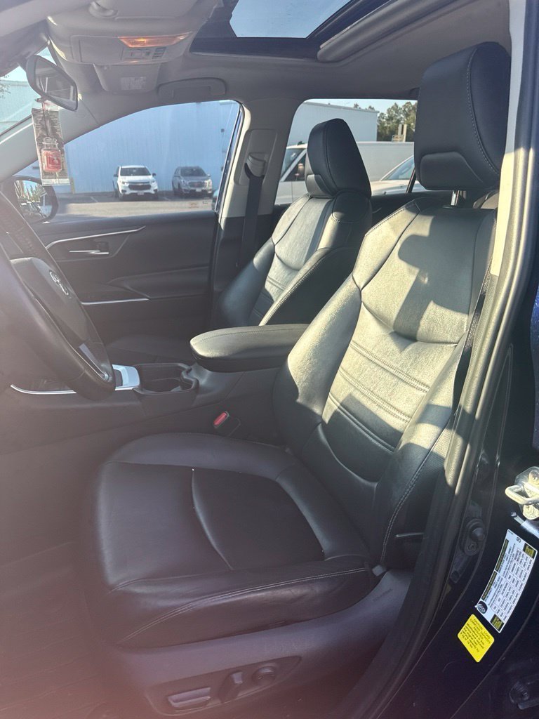 Used 2019 Blue Toyota XLE Premium image 10