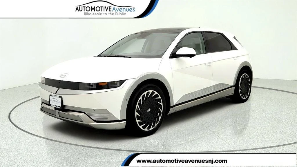Used 2024 Atlas White Hyundai Limited AWD image 1