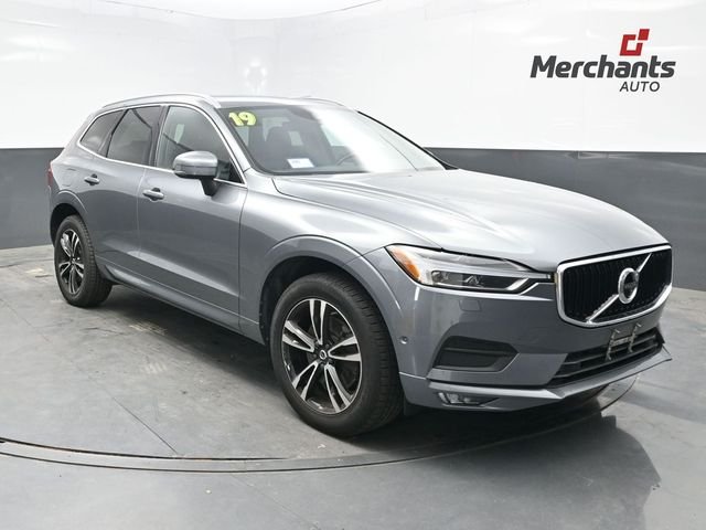 Used 2019 Gray Volvo T6 Momentum image 1