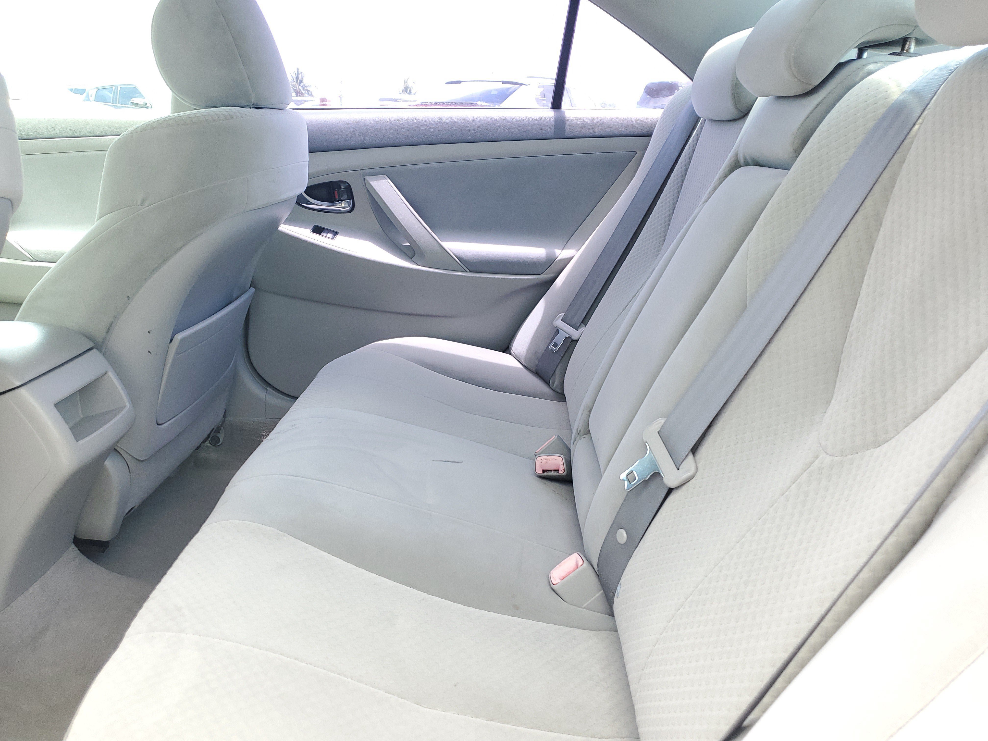 Used 2007 Silver Toyota LE image 11