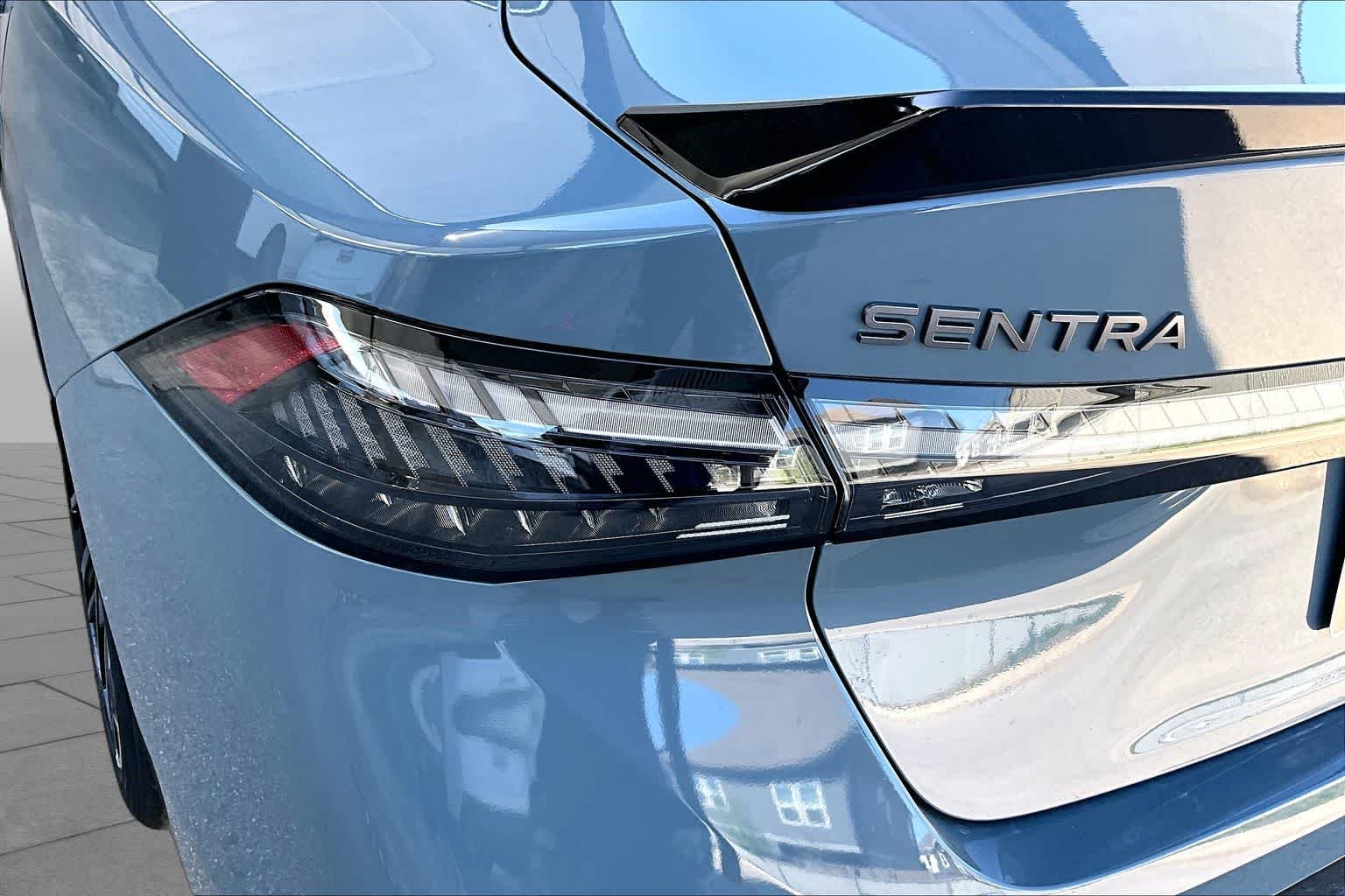 New 2026 Atlantic Gray Metallic / Super Black Two-tone Nissan SR image 12