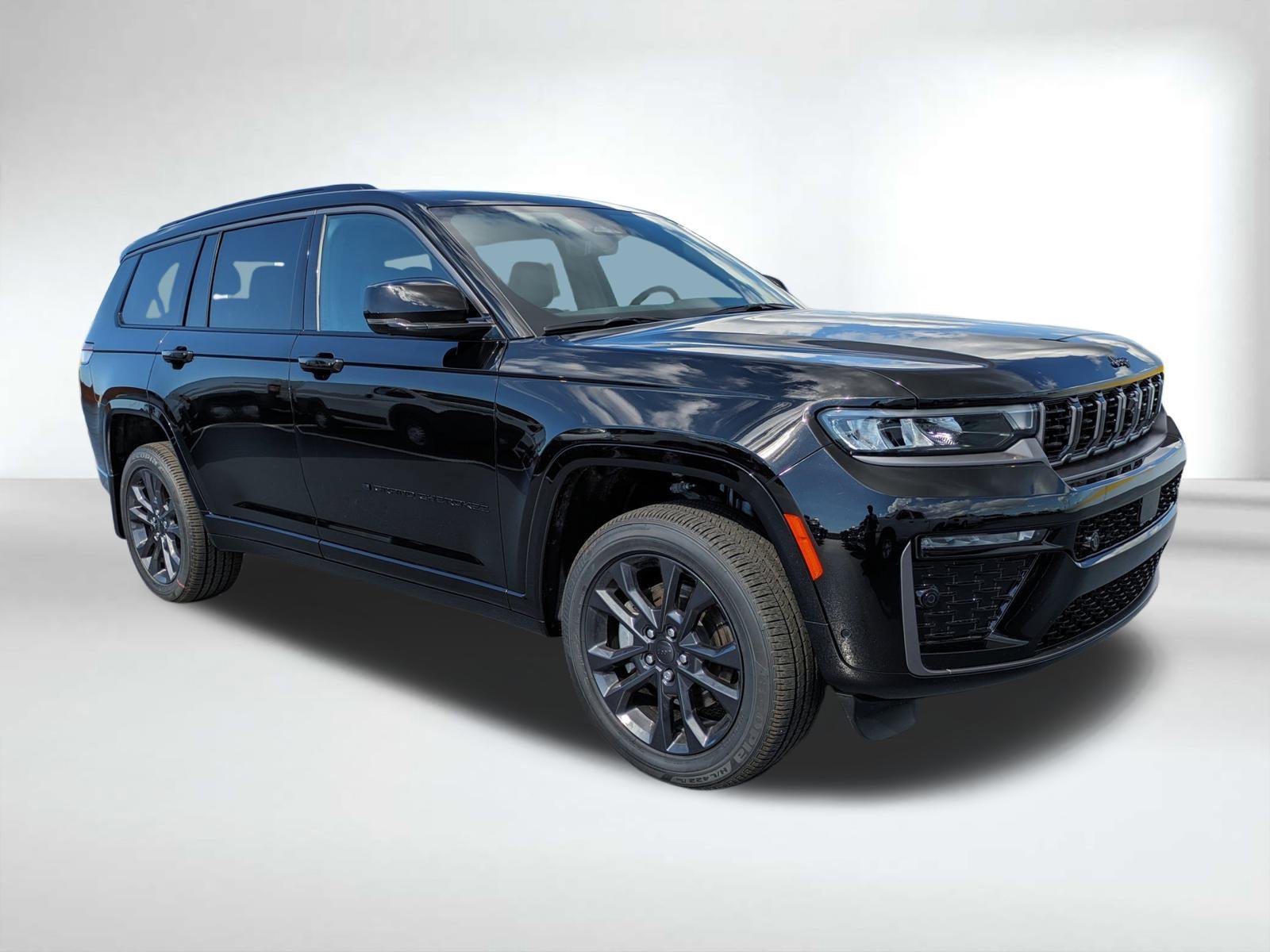 New 2026 Diamond Black Crystal Pearl-Coat Exterior Paint Jeep Limited image 2