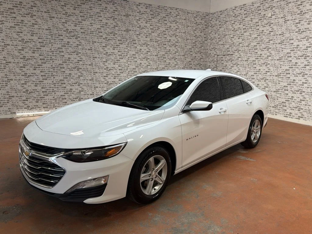 Used 2024 Summit White Chevrolet LT image 3
