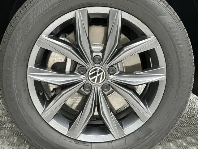 Used 2024 Black Volkswagen 2.0T SE image 10