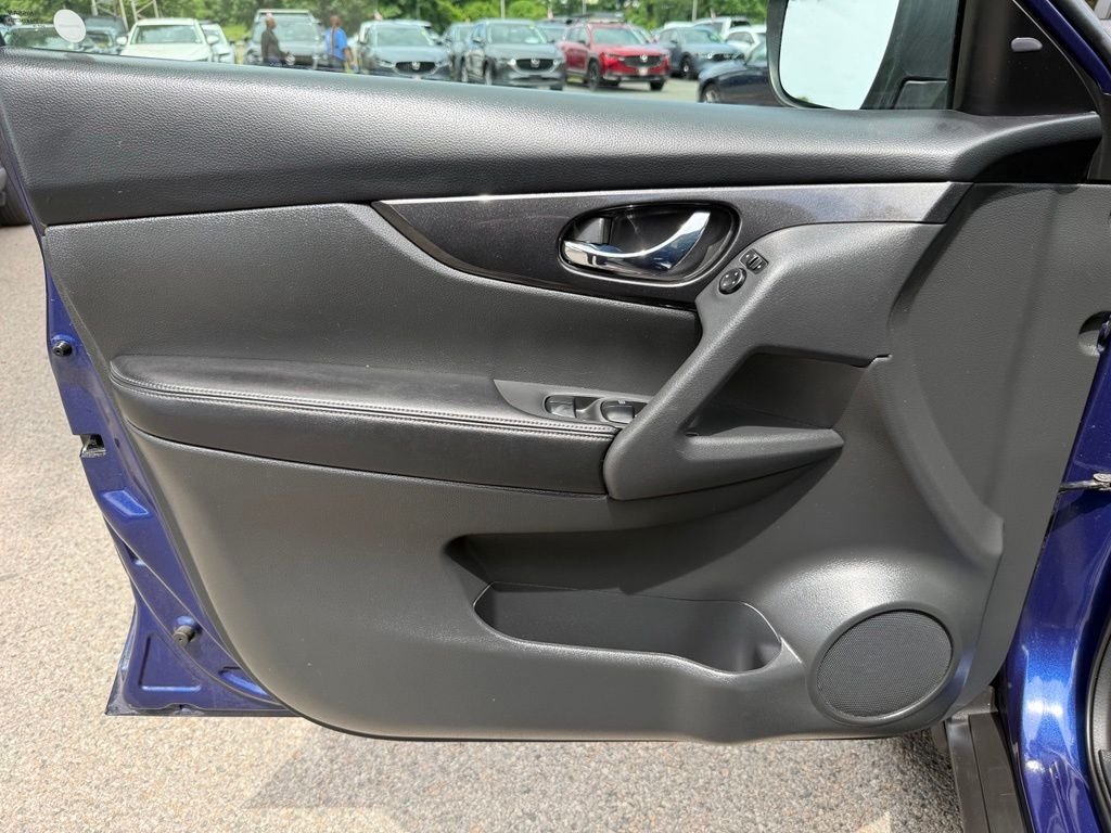 Used 2018 Blue Nissan S image 21