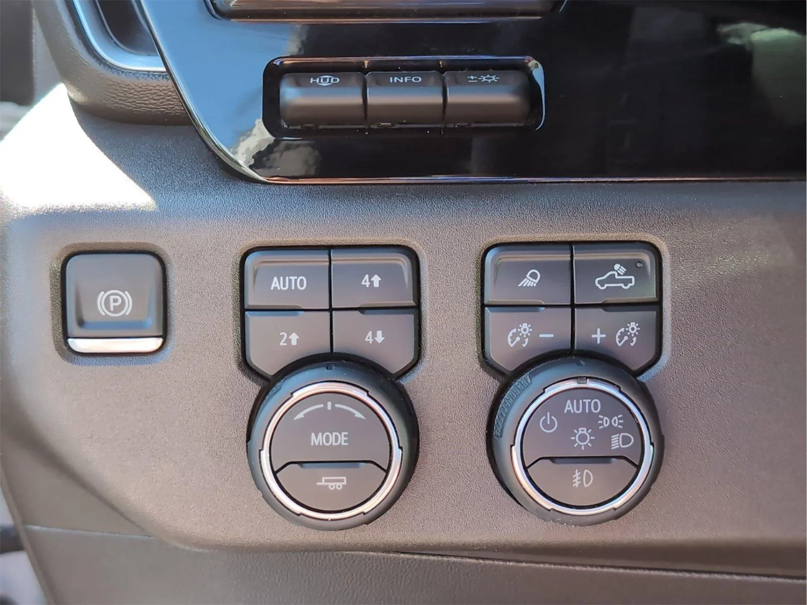 Used 2025 Summit White Chevrolet LTZ image 29