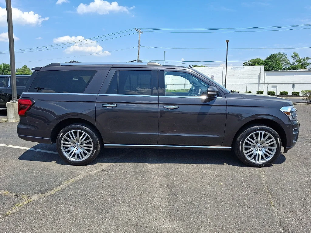 Used 2024  Ford Limited image 13