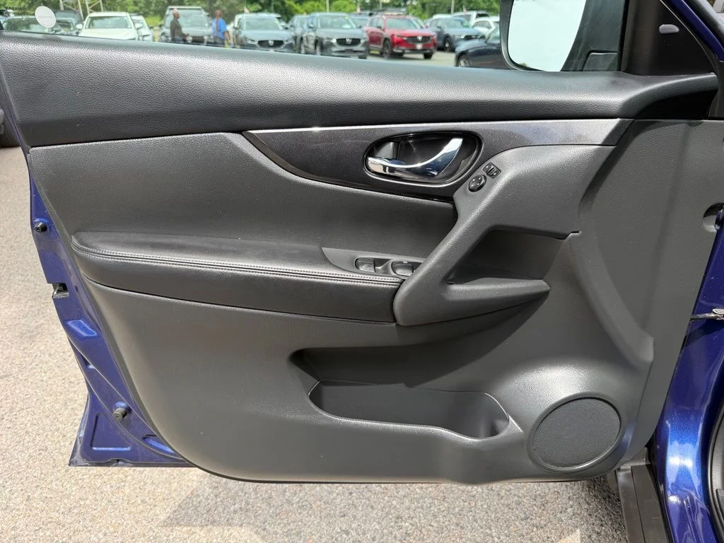 Used 2018 Blue Nissan S image 21