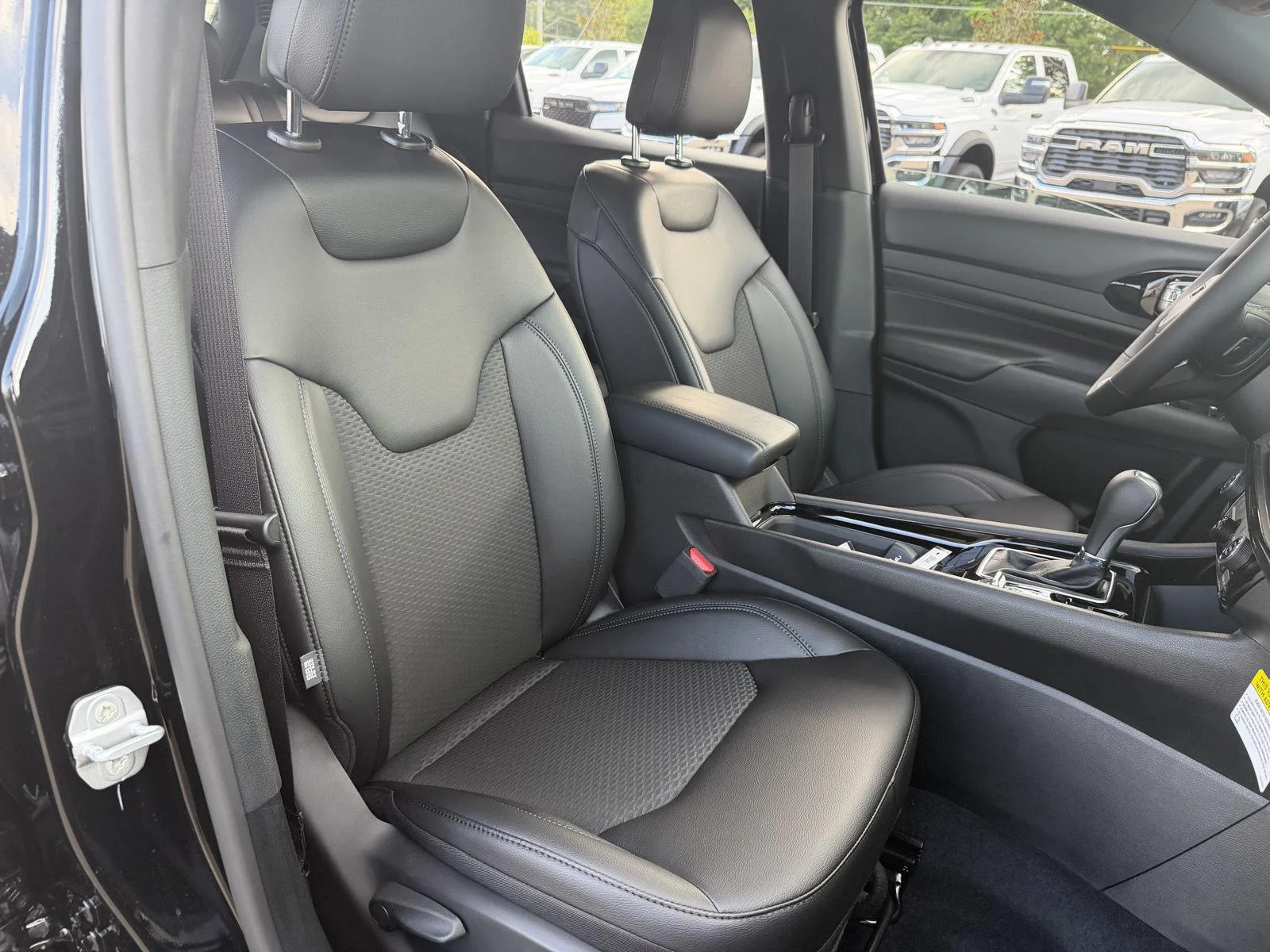 New 2026 Diamond Black Crystal Pearlcoat Jeep Latitude Altitude image 20