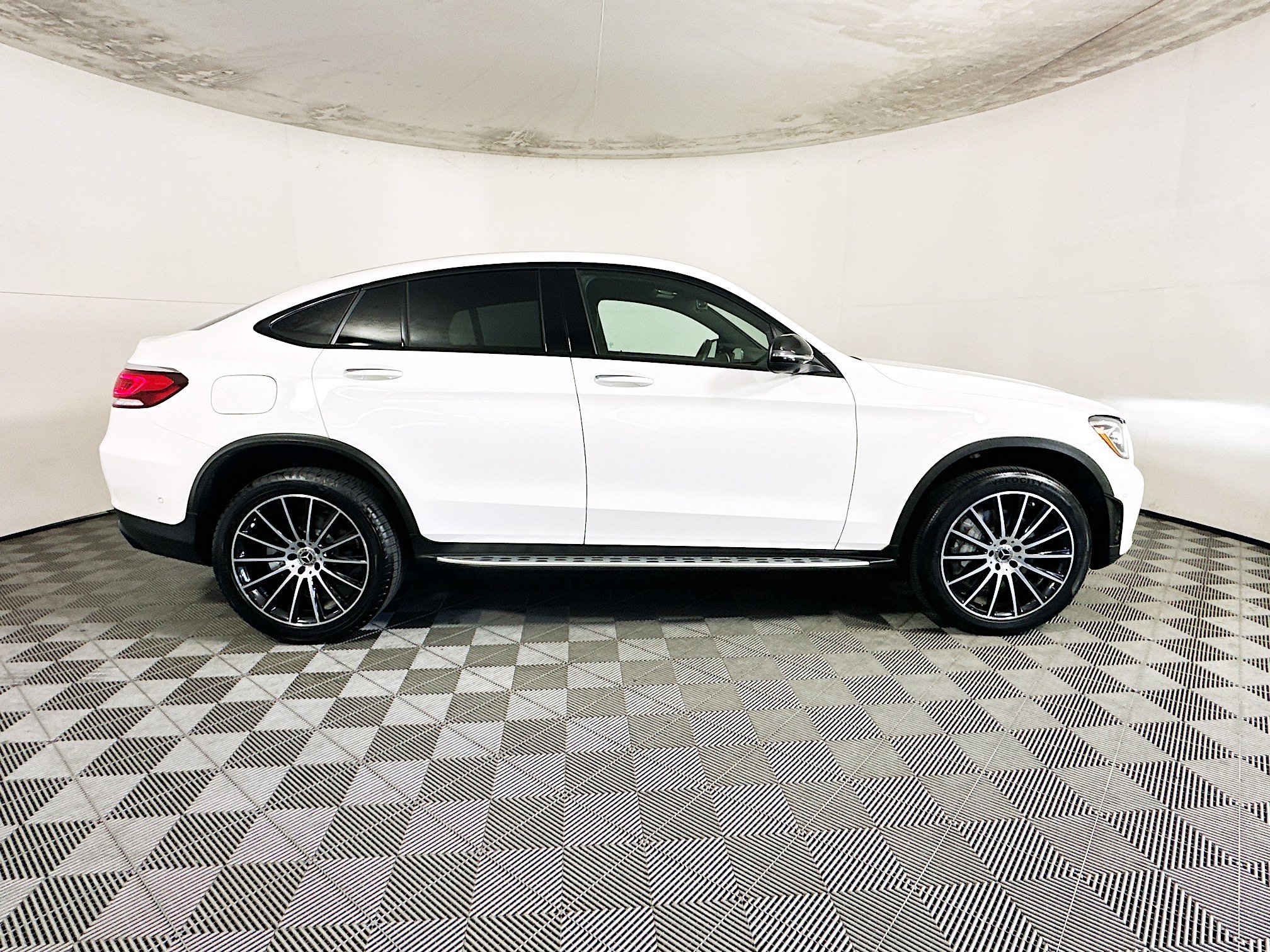 2023 Mercedes-Benz GLC thumbnail 4