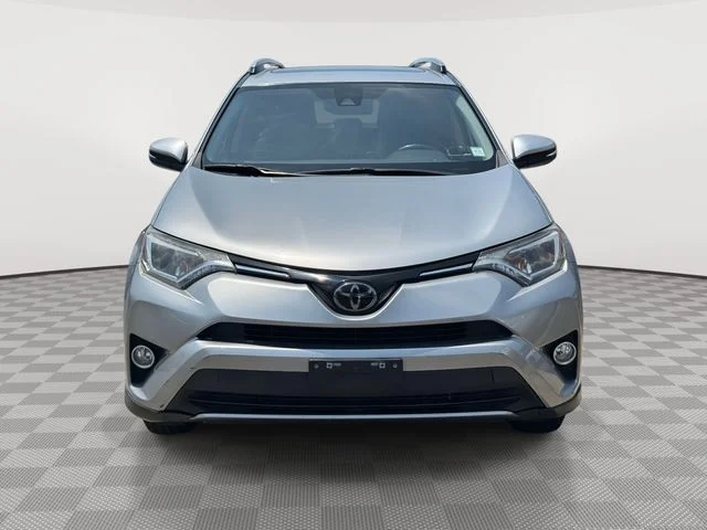 Used 2018 Silver Toyota XLE image 2