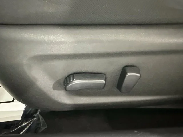 Used 2025 White Nissan 2.5 SV image 18