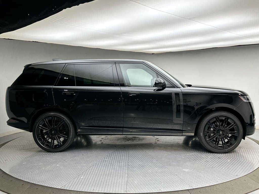 New 2027 Santorini Black Land Rover SE image 4