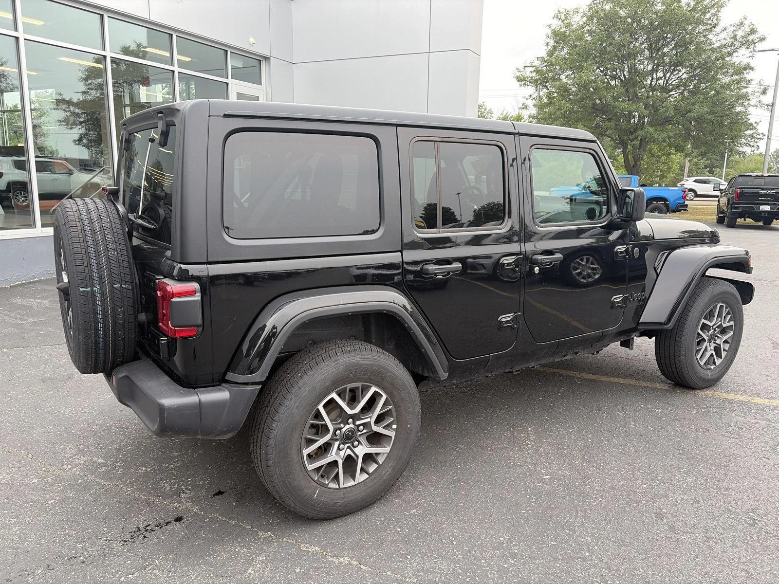 Used 2026 Black Jeep Sahara image 7