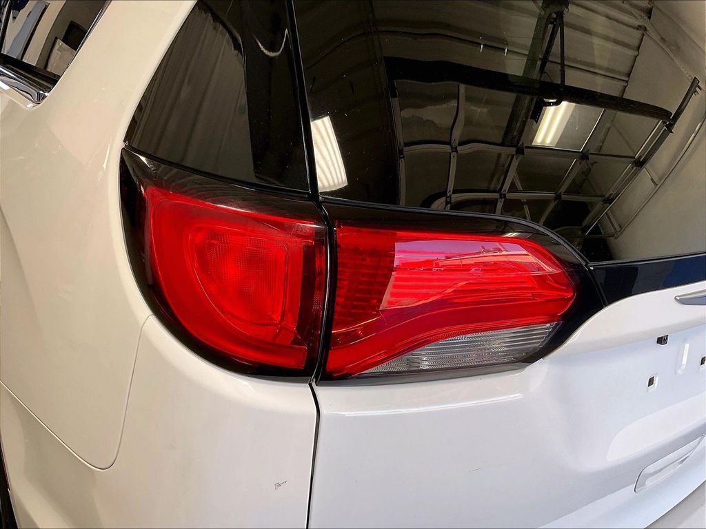 Used 2018 White Chrysler Touring L image 34
