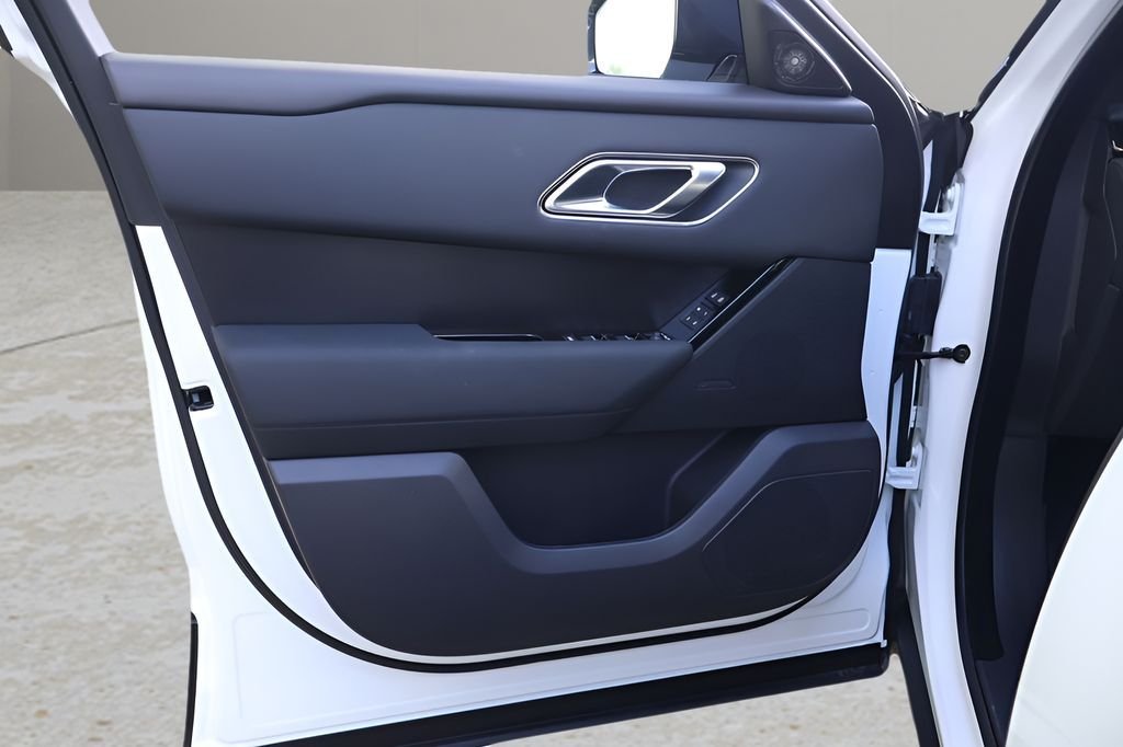 New 2026 Fuji White Land Rover Dynamic SE image 11