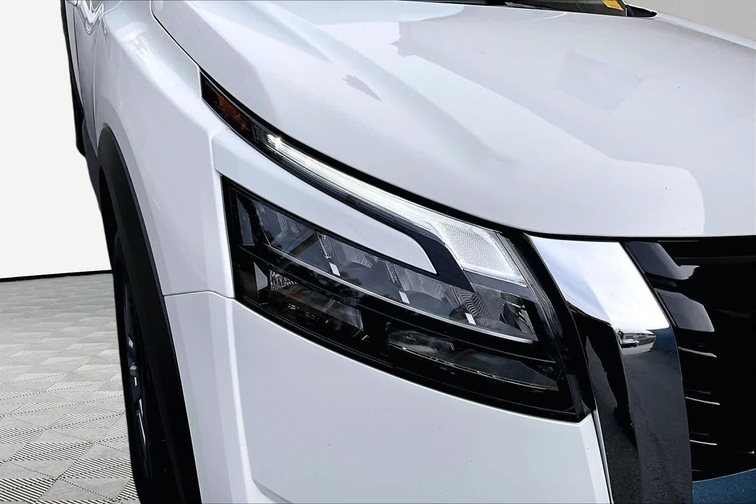 Used 2025 Glacier White Nissan SV image 28