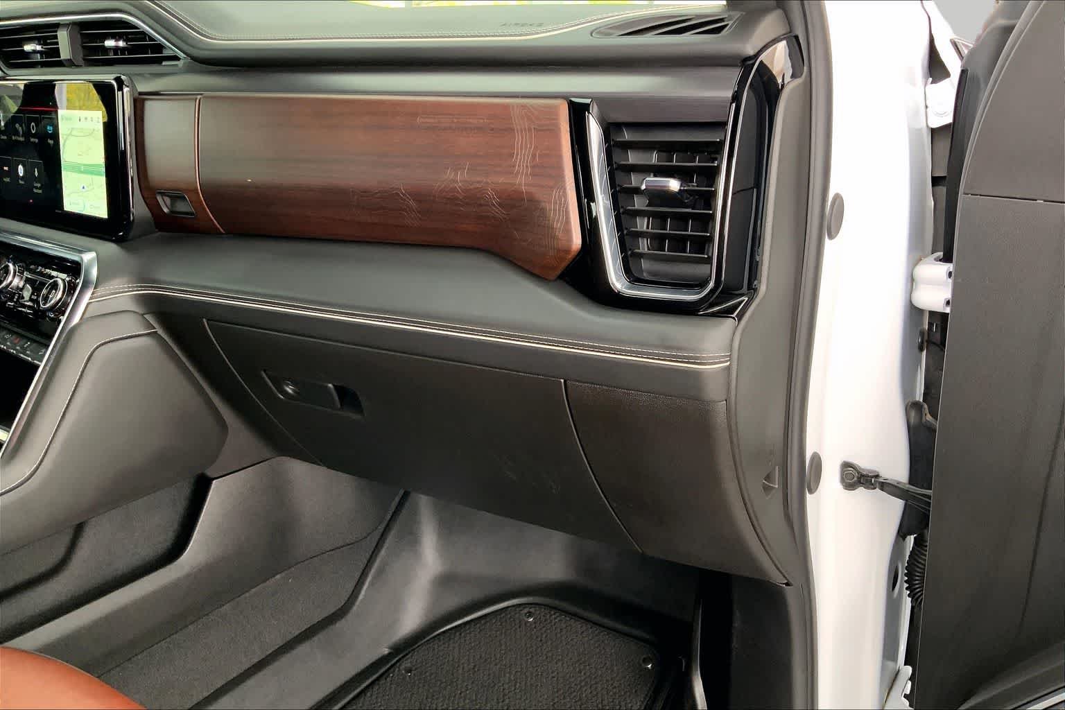 Used 2025 White Frost Tricoat GMC Denali Ultimate image 19