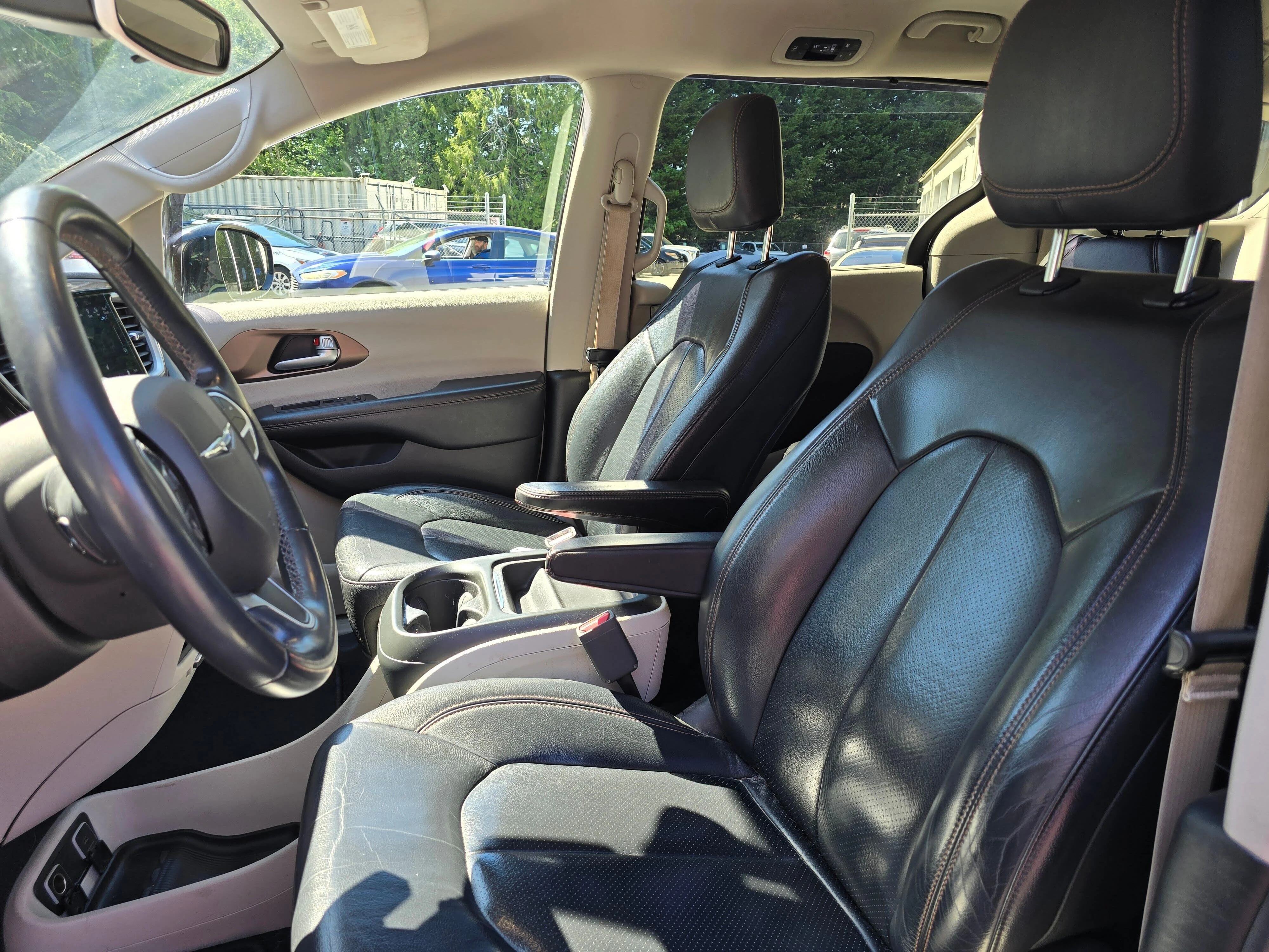 Used 2018 Brilliant Black Crystal Pearlcoat Chrysler Touring L image 13