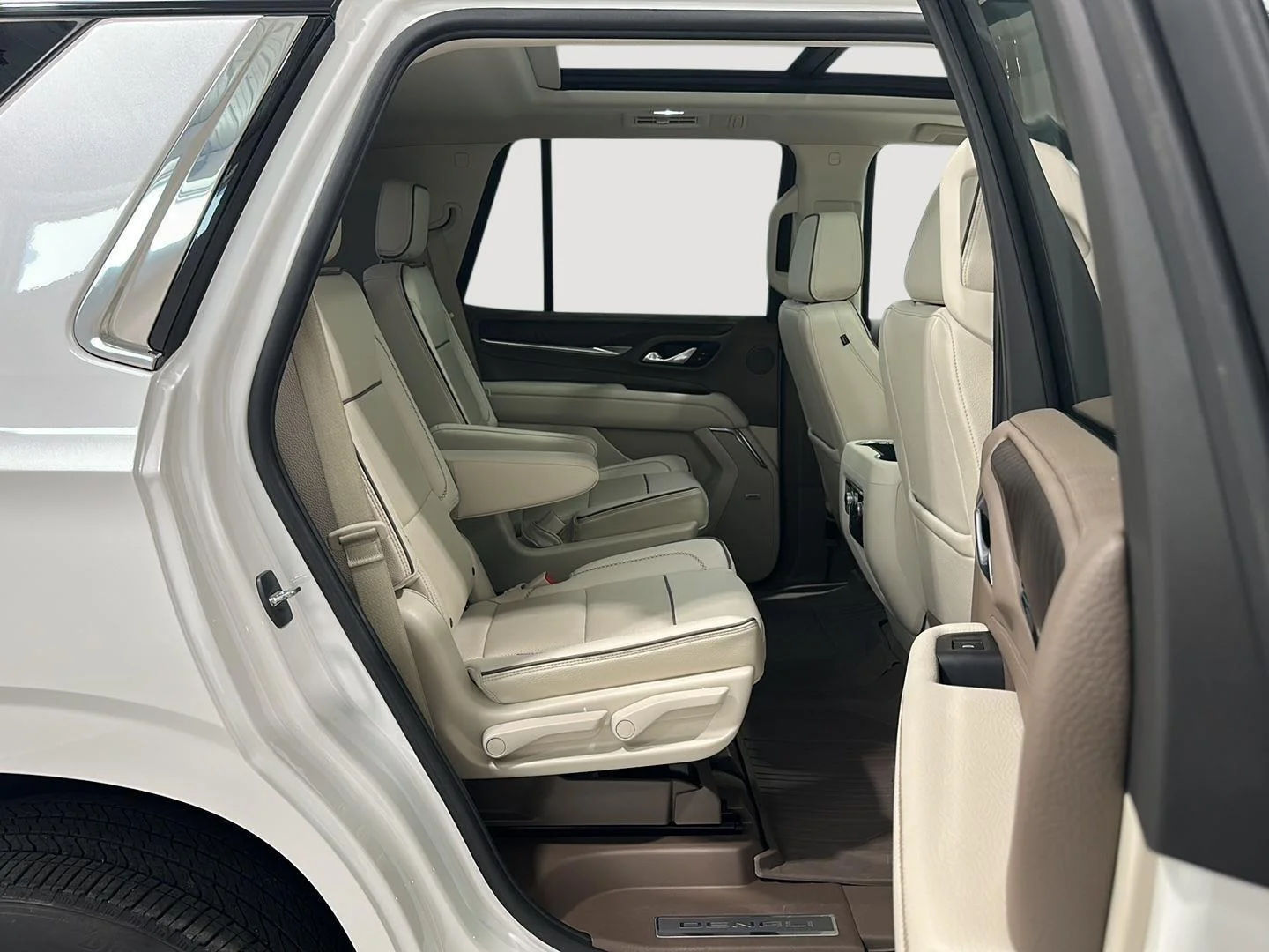 Used 2023 WHITE FROST TRICOAT GMC Denali image 26