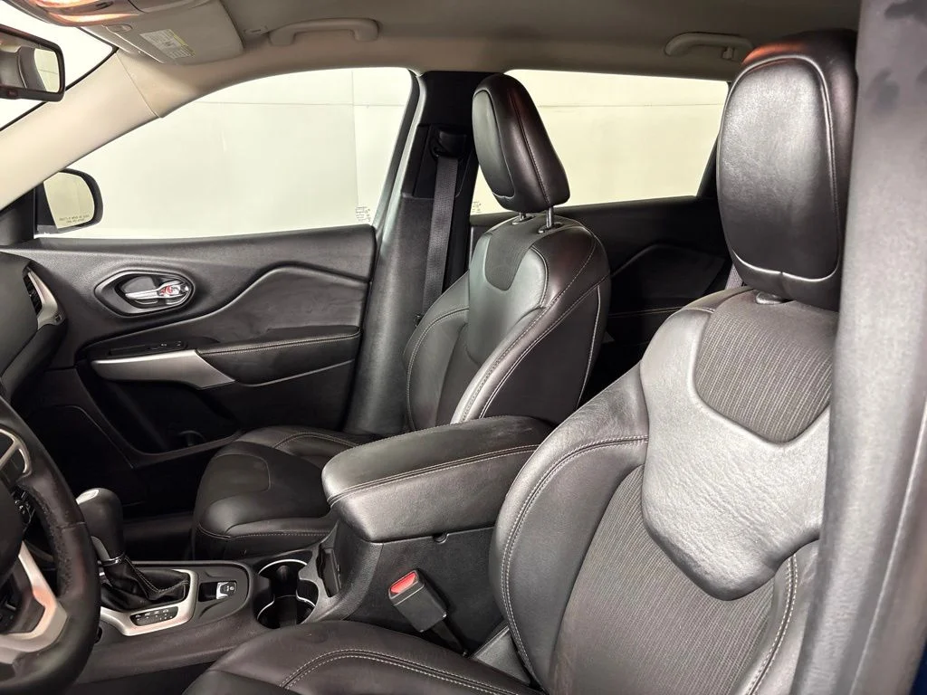 Used 2018 Blue Jeep Latitude Plus image 22