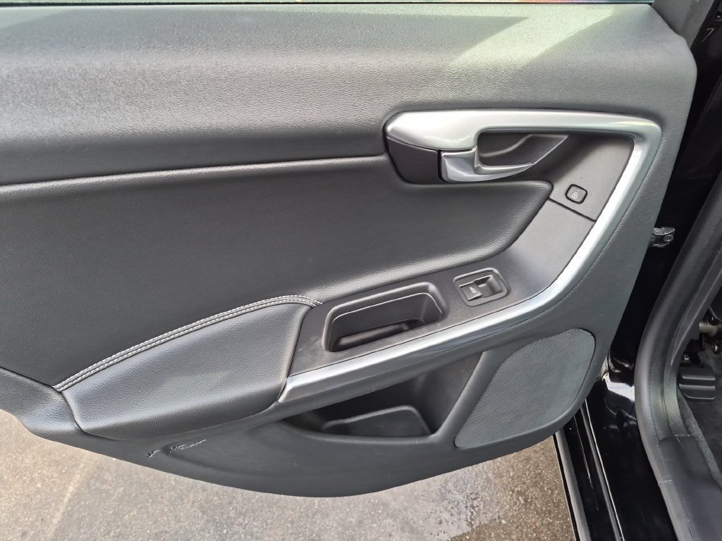 Used 2015 Black / Stone Volvo T6 image 16