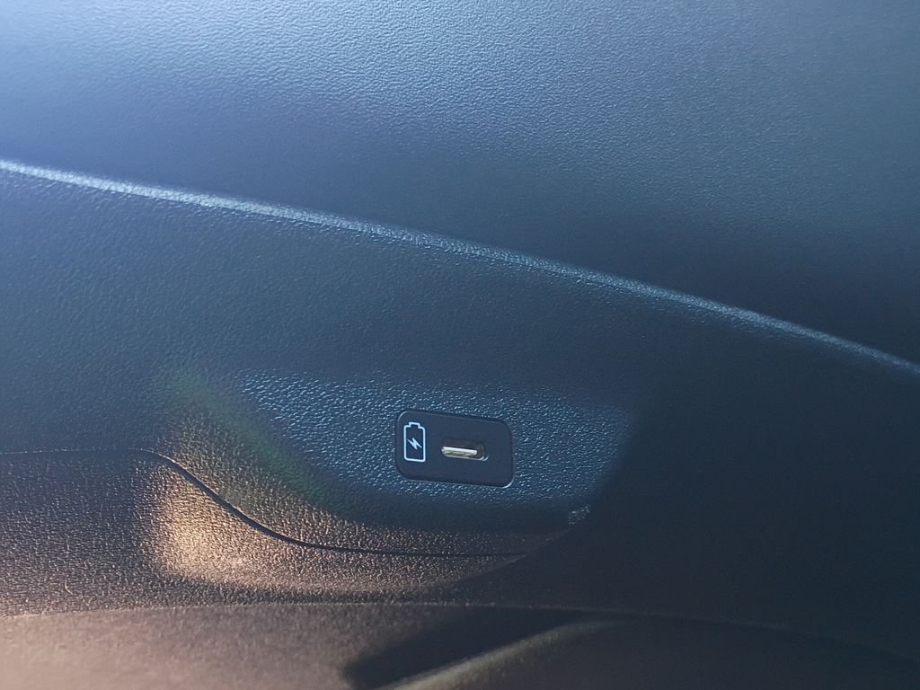Used 2023 Gravity Blue Kia Wind image 19