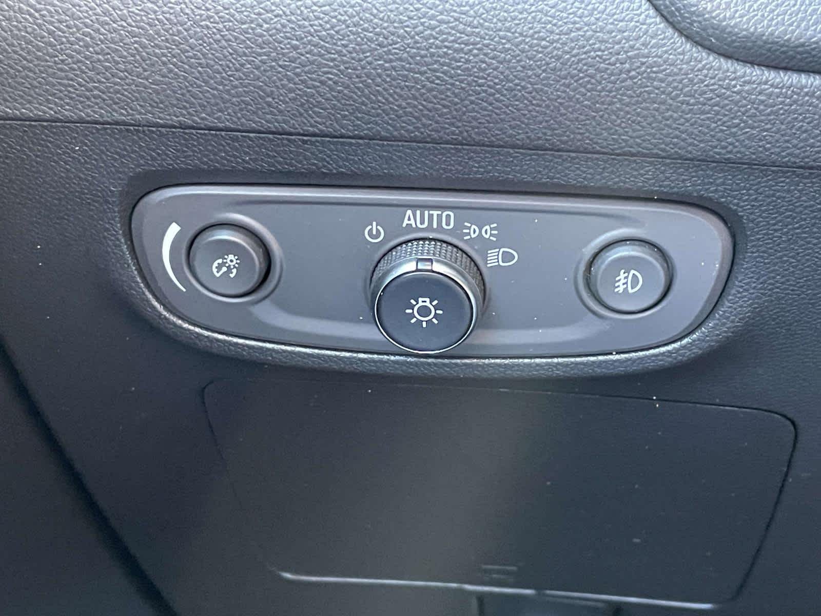 Used 2022 Summit White Buick Select image 34