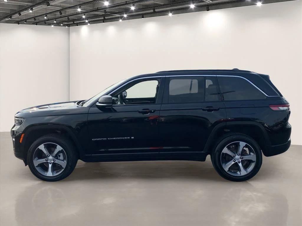 Used 2025 Diamond Black Crystal Pearlcoat Jeep Limited image 4