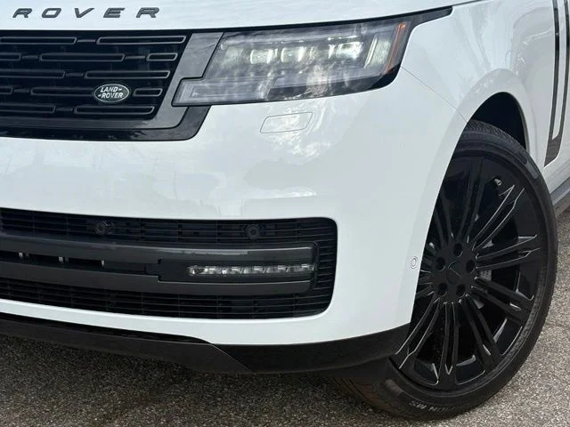 New 2026 Fuji White Land Rover SE image 2