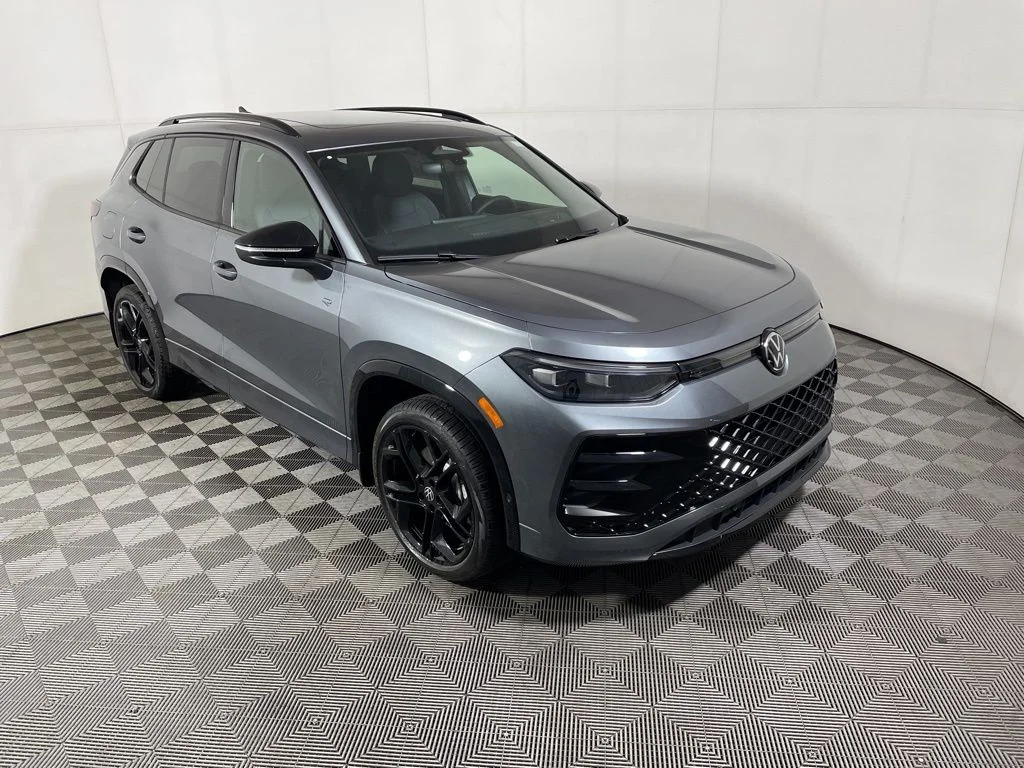 2026 Volkswagen Tiguan 2.0T SE R-Line Black 4Motion's photo