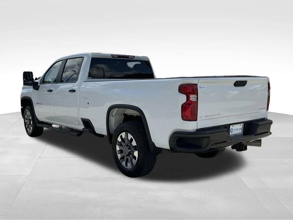 Used 2025 White Chevrolet Custom image 5