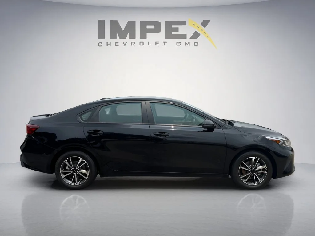 Used 2024  Kia LXS image 5