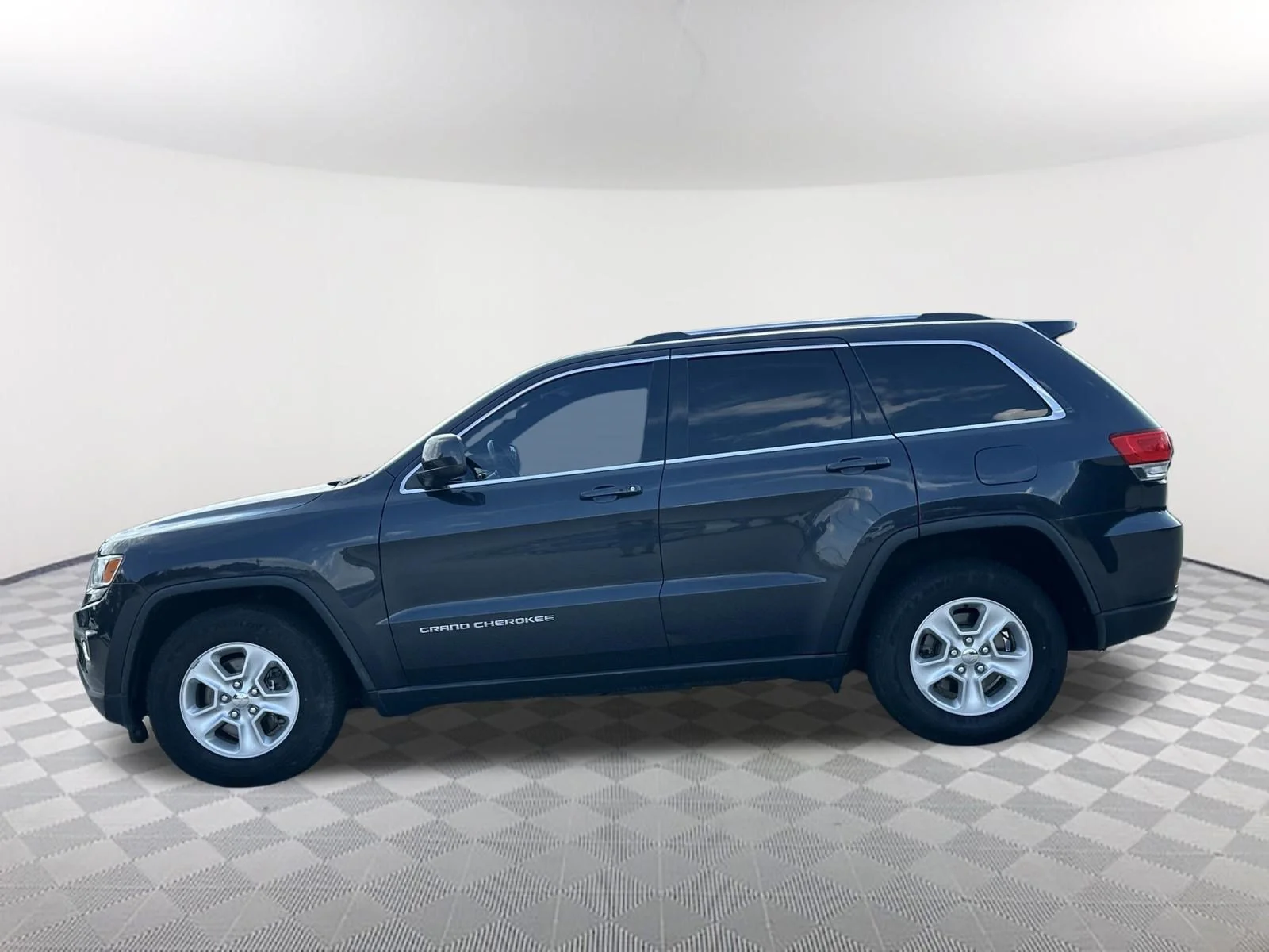 Used 2015 Maximum Steel Metallic Clear Coat Jeep Laredo image 8