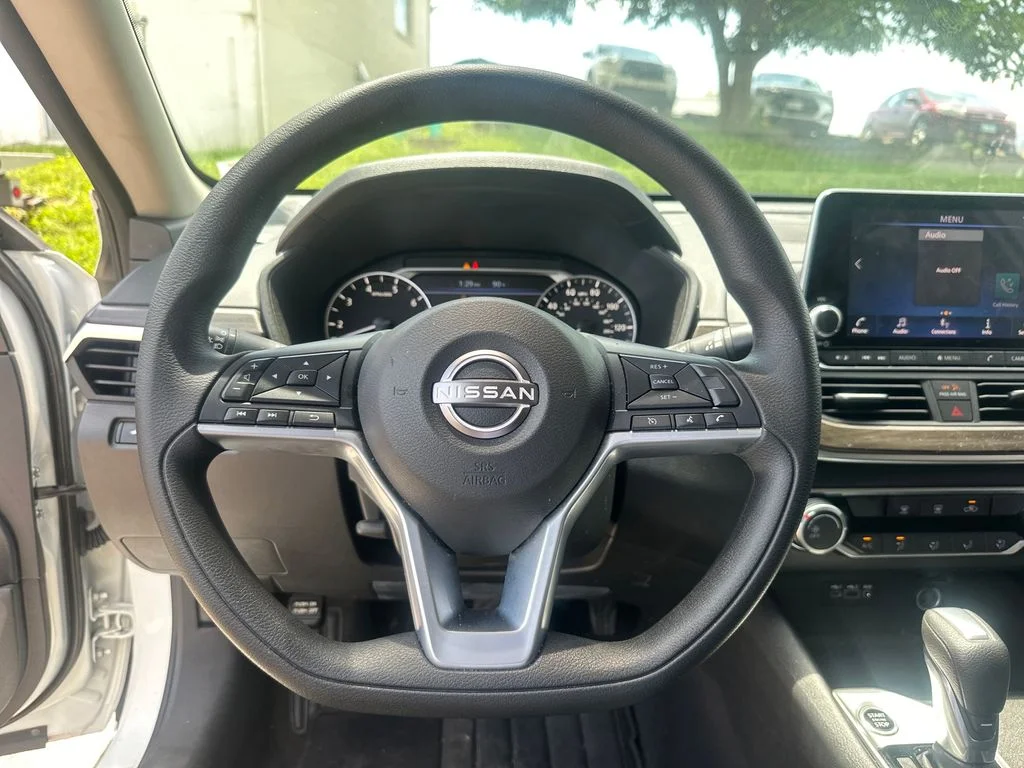 Used 2025 White Nissan 2.5 SV image 15