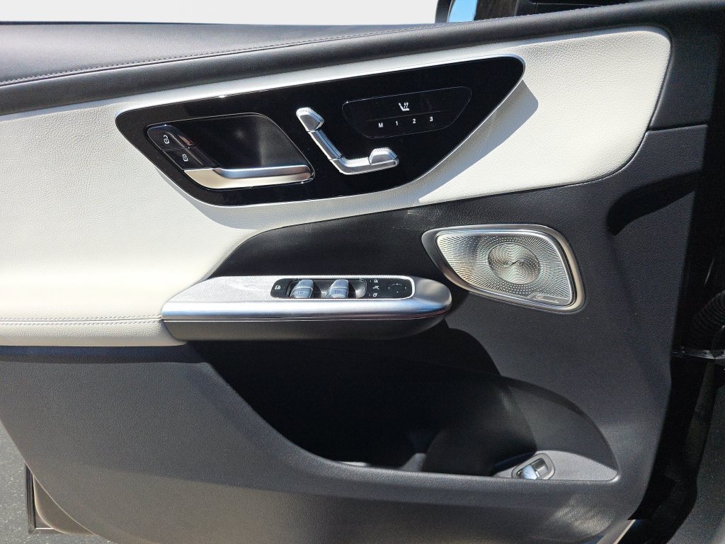 Used 2025  Mercedes-Benz GLC 300 image 21