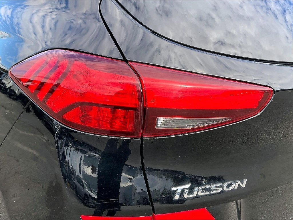 Used 2019 Black Noir Pearl Hyundai SE image 29