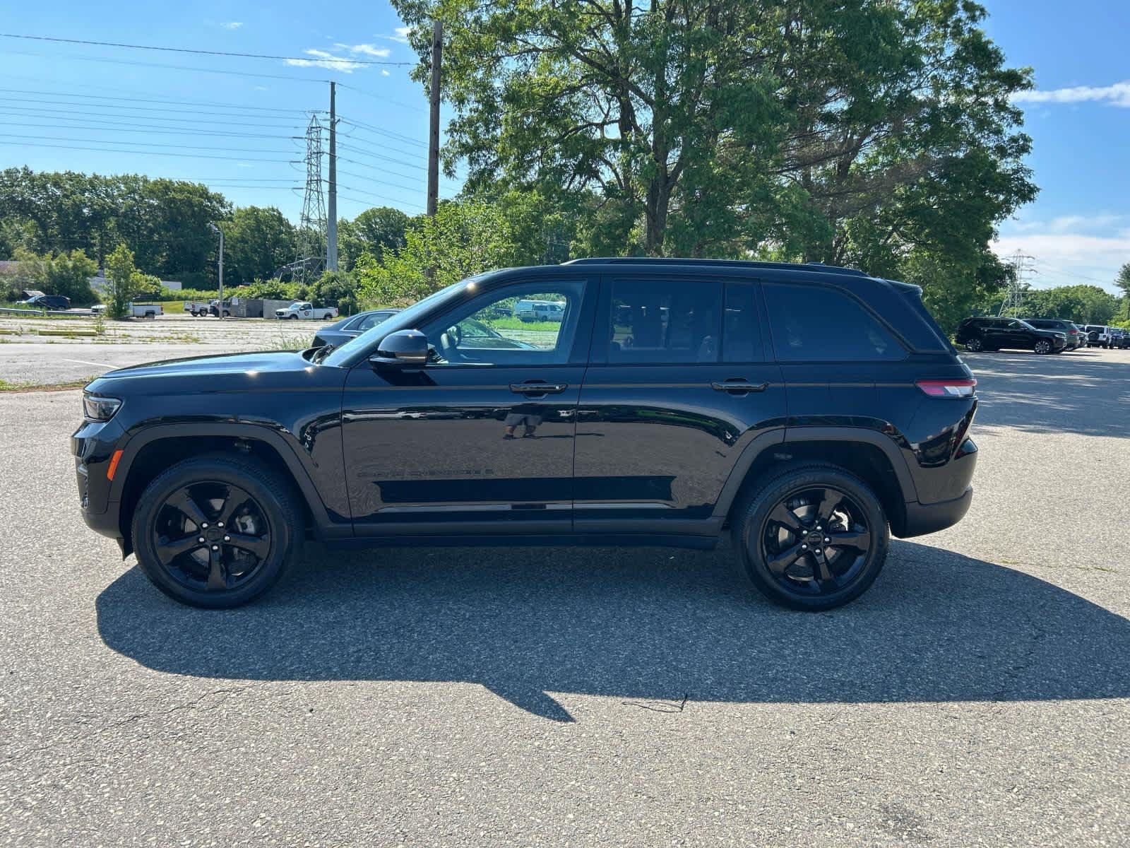 Certified Used 2023 Diamond Black Crystal Pearlcoat Jeep Altitude X image 6