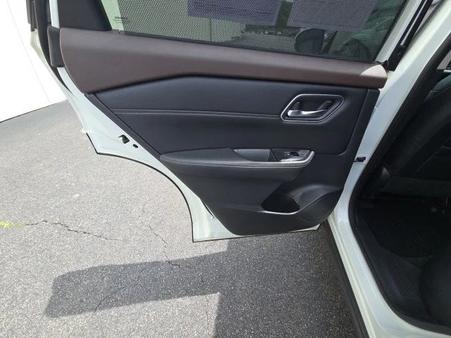 Used 2021 White Nissan SL image 22