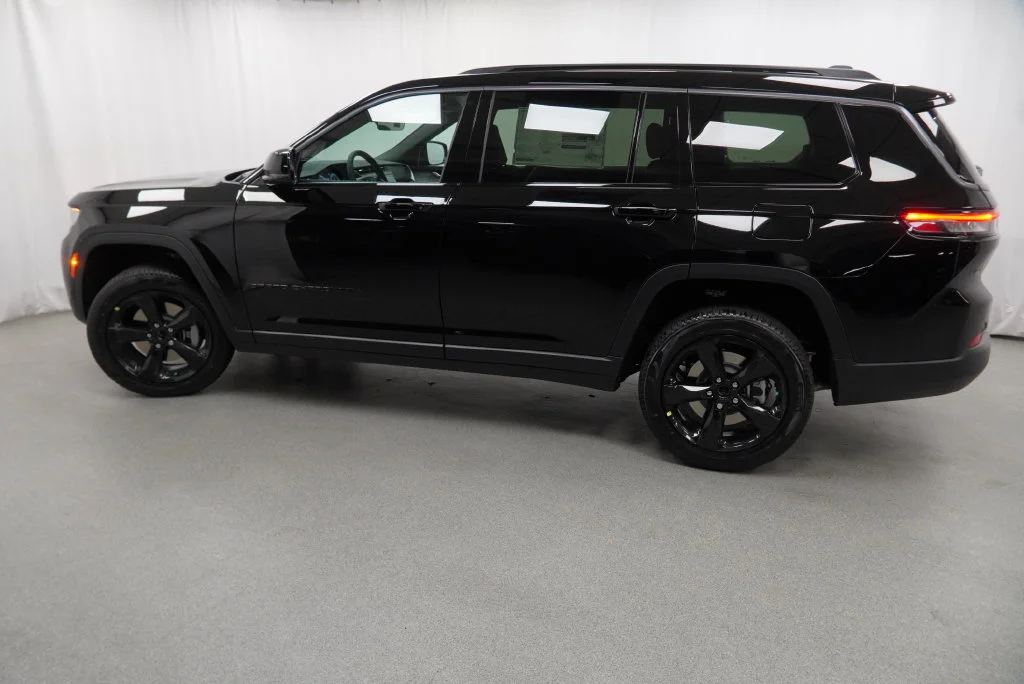 New 2027 High-Gloss Black Paint Jeep Limited image 17