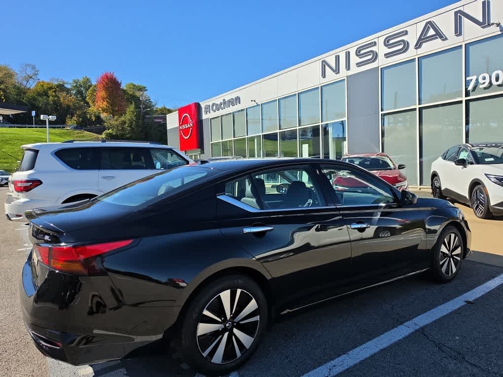 Used 2019 Super Black Nissan 2.5 SL image 6