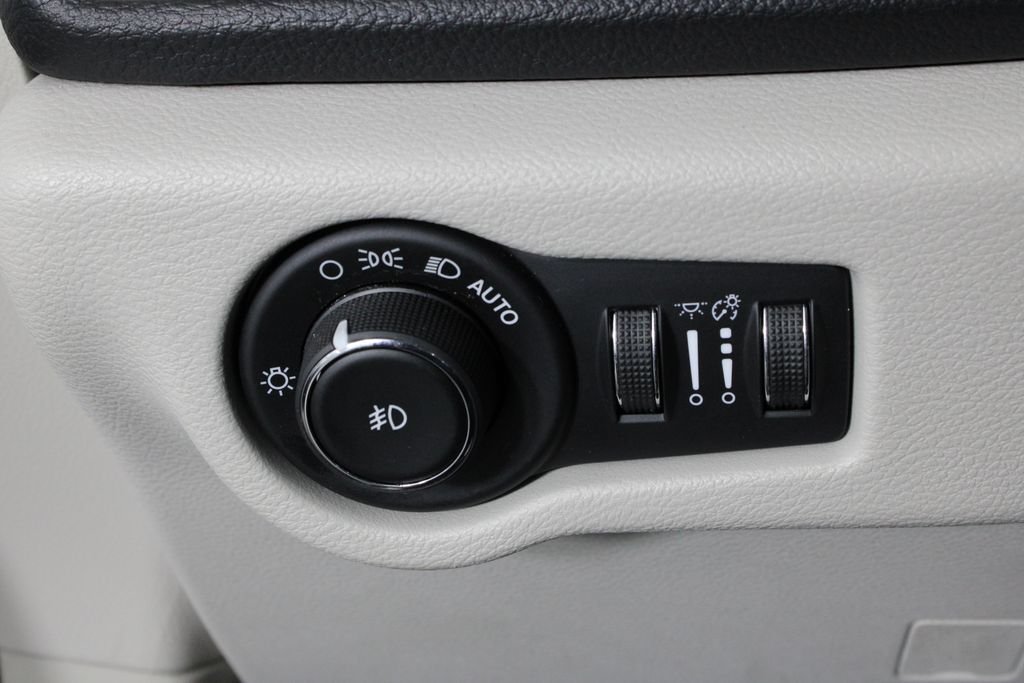 Used 2018 Gray Chrysler Limited image 23