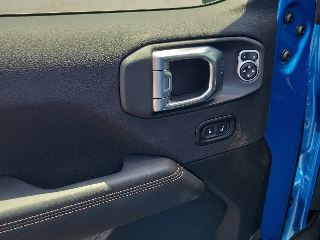 New 2026 Hydro Blue Pearl-Coat Exterior Paint Jeep Sahara image 18