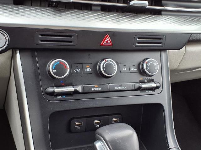 Used 2024 White Kia  image 26