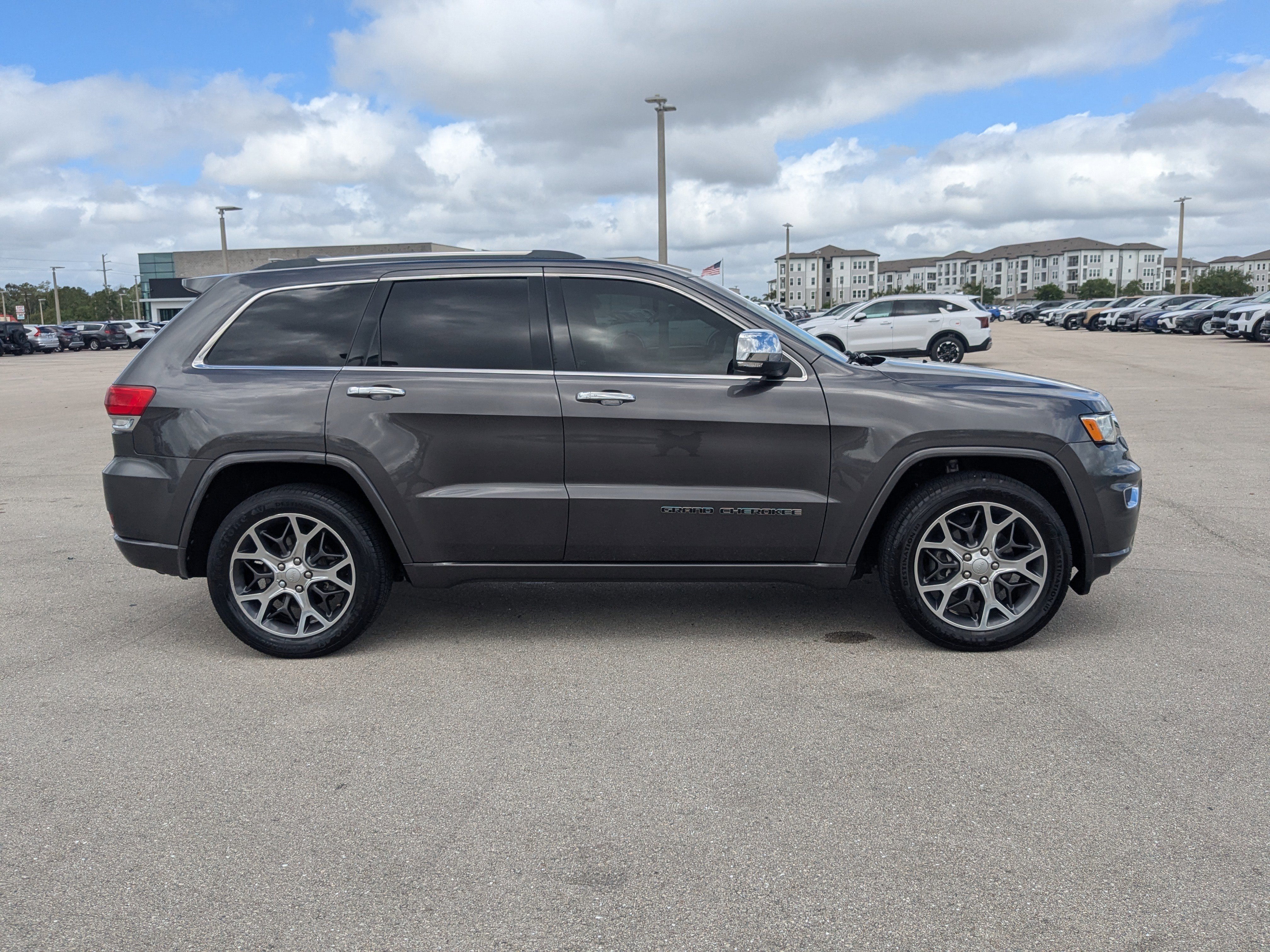 Used 2019 Granite Crystal Metallic Clearcoat Jeep Overland image 4
