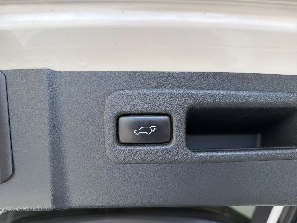 Used 2017 White Lexus 200t image 19