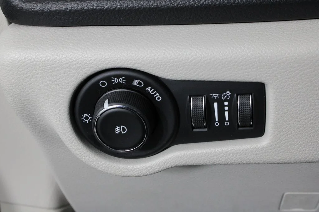Used 2018 Gray Chrysler Limited image 23