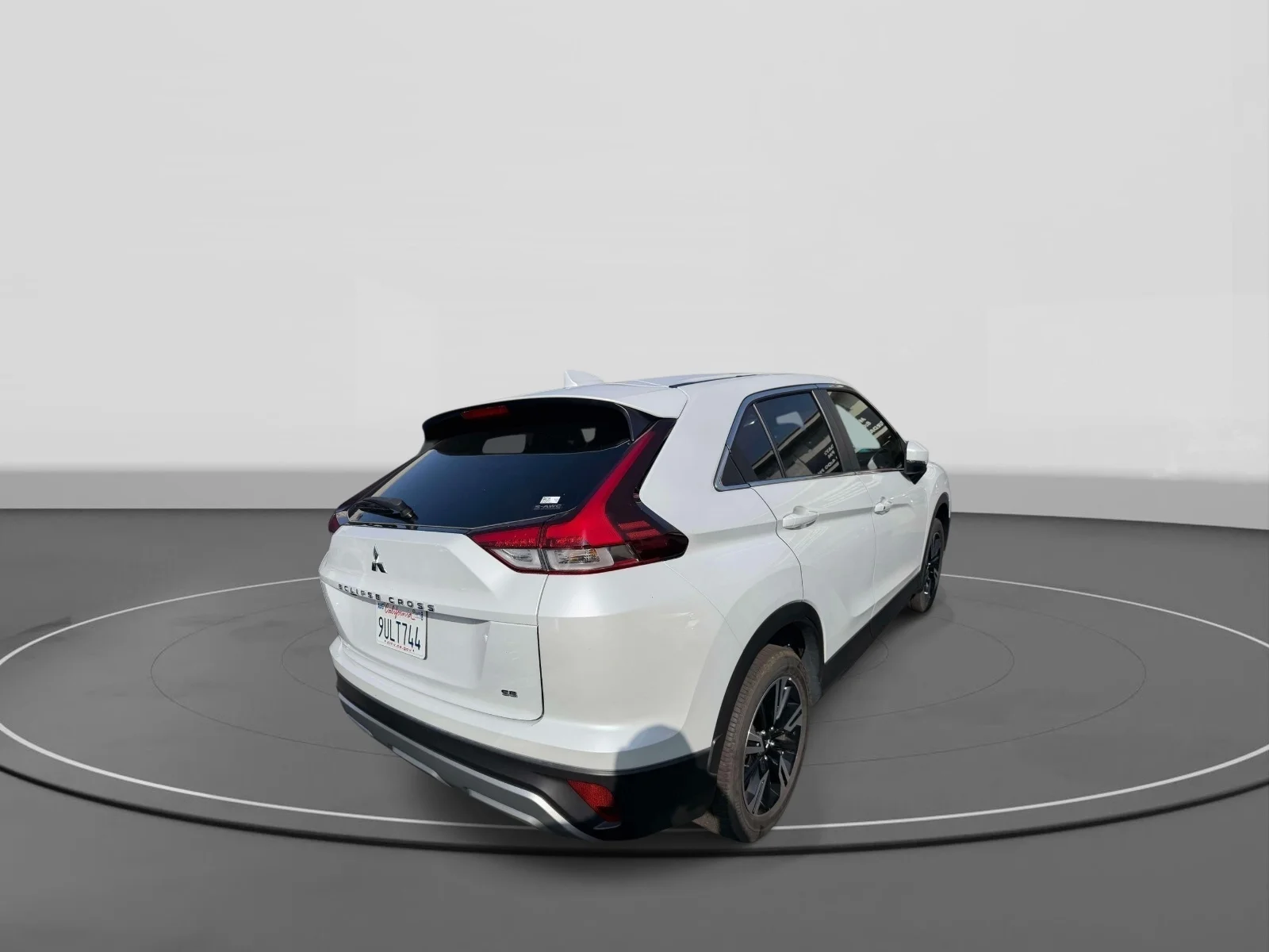 Used 2025 White Diamond Mitsubishi SE image 5